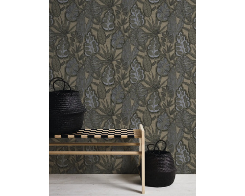 Kameroverzicht met patroonbehang, bank en twee manden