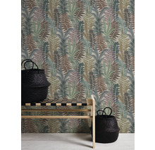 Wand met behang met varenmotief, bank en twee manden