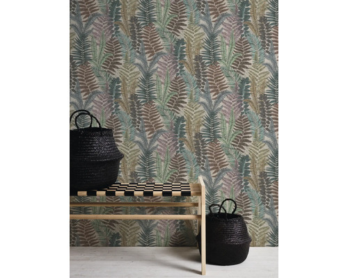 Wand met behang met varenmotief, bank en twee manden