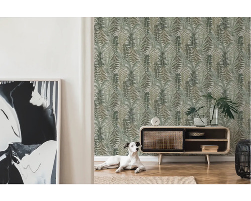 Decoratieve woonkamer met varenpatroonbehang, tv-meubel en hond