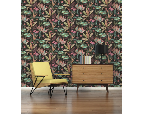 Woonkamer met gele stoel, commode, lamp en bloemenbehang