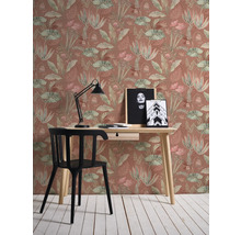 Decoratief behang met plantmotieven in een werkkamer met bureau en stoel.