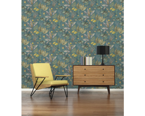 Woonkamer met behangmotief, fauteuil en commode