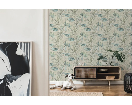 Kamer met patroonbehang, dressoir en hond