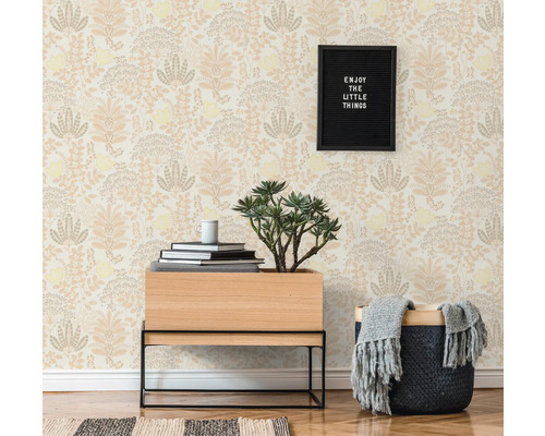 Scène met behang met patroon, bijzettafel en woonaccessoires