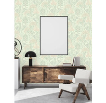 Woonkamer met bloemenbehang, dressoir, fauteuil en fotolijst