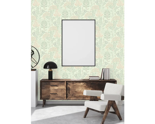 Woonkamer met bloemenbehang, dressoir, fauteuil en fotolijst