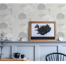 Behang met boommotief in een lichte kamer met meubels