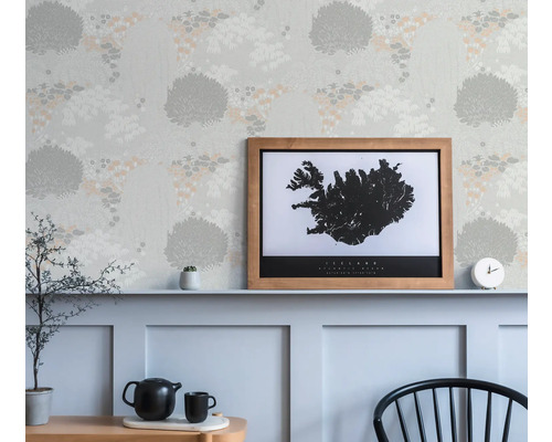 Behang met boommotief in een lichte kamer met meubels