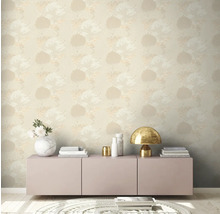 Interieur met patroonbehang, dressoir, lamp, decoratie en vloerkleed