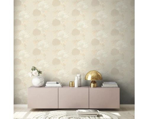 Interieur met patroonbehang, dressoir, lamp, decoratie en vloerkleed