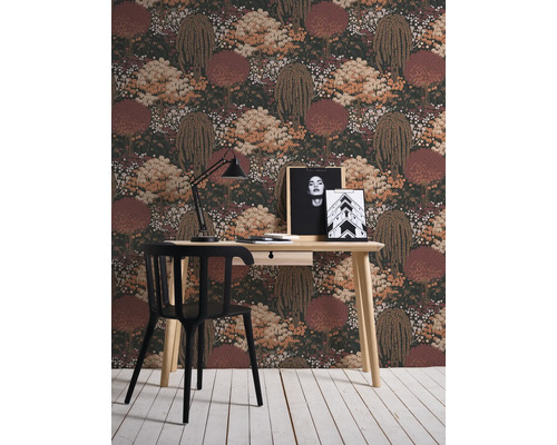 Werkkamer met bureau, stoel, lamp en fotowand met boombehang