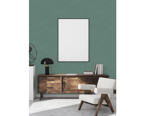 Woonkamer met houten dressoir, fauteuil en fotolijst