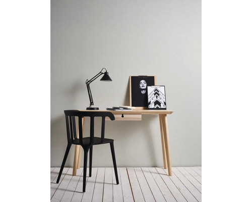 Bureau met stoel en bureaulamp, evenals decoratie