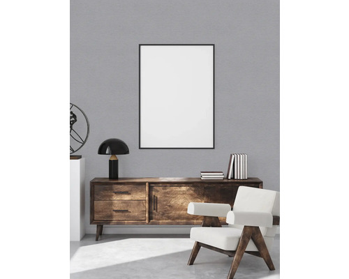 Woonkamer met houten dressoir, fotolijst en fauteuil