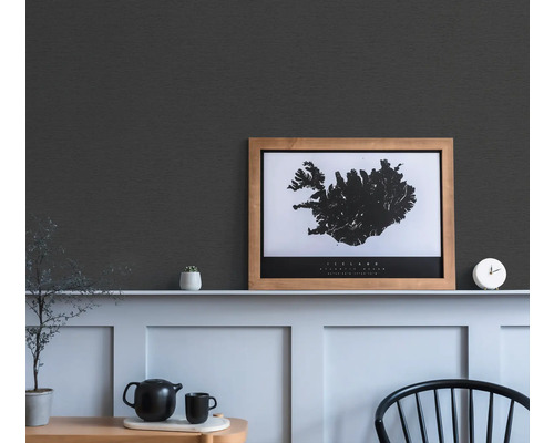 Close-up van een donkergrijs structuurbehang in de woonkamer.