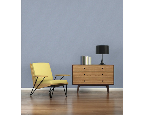 Woonkamer met fauteuil, ladekast en lamp