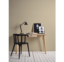 Werkkamer met bureau, stoel en lamp voor een gestructureerd behang