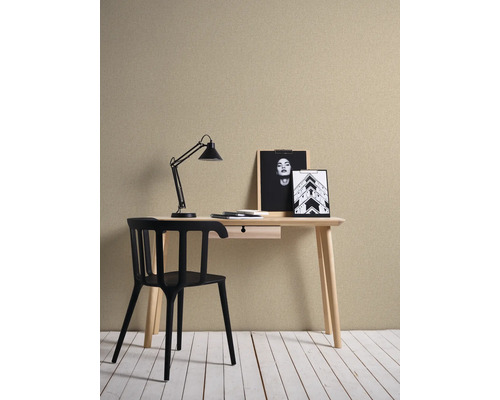 Werkkamer met bureau, stoel en lamp voor een gestructureerd behang