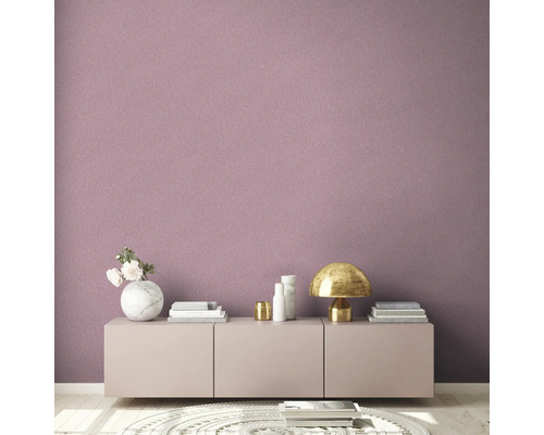 Woonkamer met een gestructureerd behang op de muur dat een huiselijke sfeer creëert