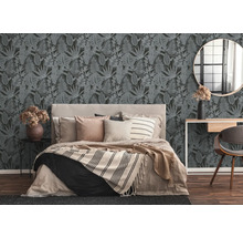 Slaapkamer met bloemenbehang, bed en meubels