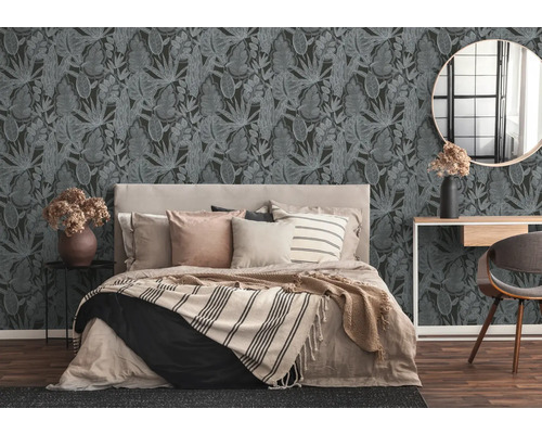 Slaapkamer met bloemenbehang, bed en meubels