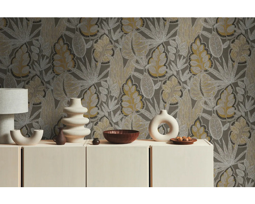 Woonkamer met bloemenbehang, dressoir en decoratieve vazen