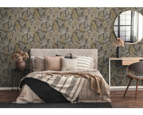 Slaapkamer met patroonbehang, bed, tafel, stoel en spiegel