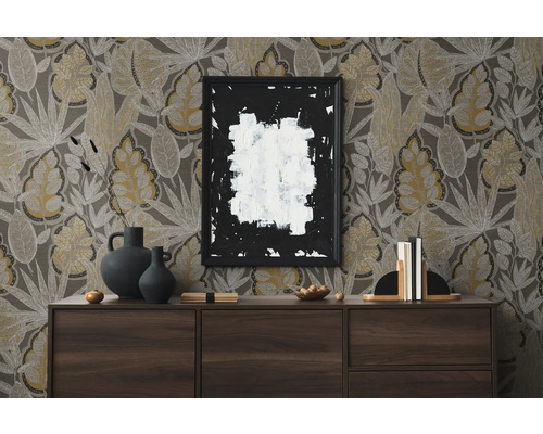 Decoratieve woonkamer met bruine commode en bloemenbehang