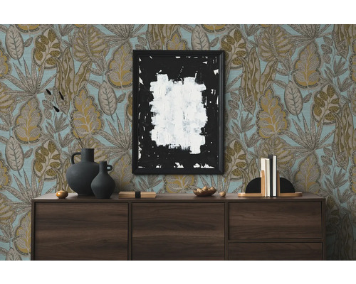 Scène met patroonbehang, dressoir en decoratie