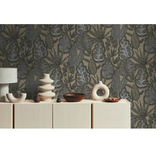 Interieur met behang met patroon en decoratieve objecten op een dressoir