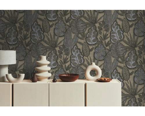 Interieur met behang met patroon en decoratieve objecten op een dressoir