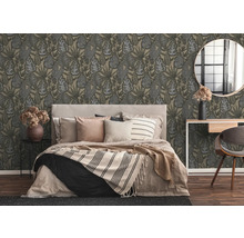 Slaapkamer met bloemenbehang, bed en bijzettafel