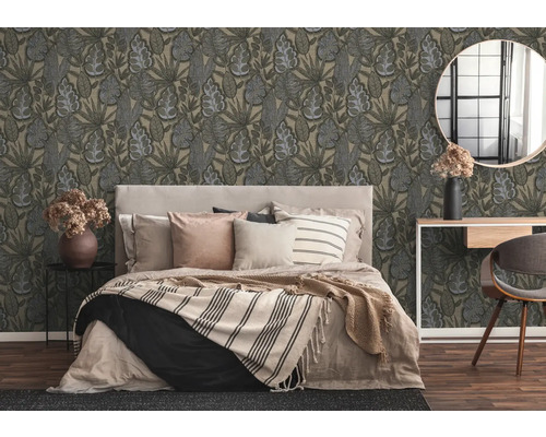 Slaapkamer met bloemenbehang, bed en bijzettafel