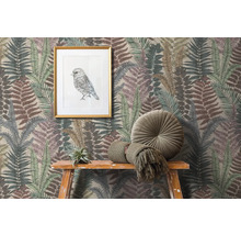Scene met behang met varenmotief, ingelijste vogelafbeelding en decoratieve objecten op een houten ladder