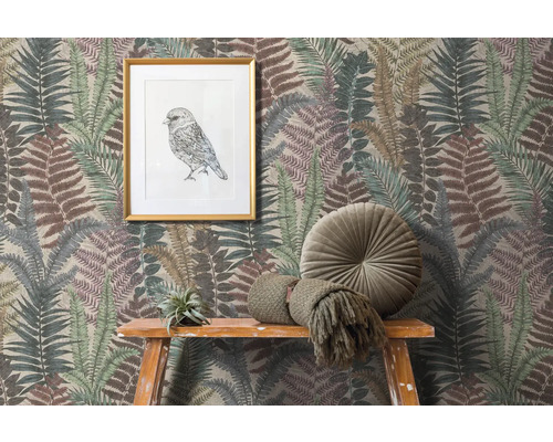 Scene met behang met varenmotief, ingelijste vogelafbeelding en decoratieve objecten op een houten ladder