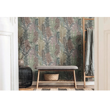 Entree met varenbehang, bank en decoratie