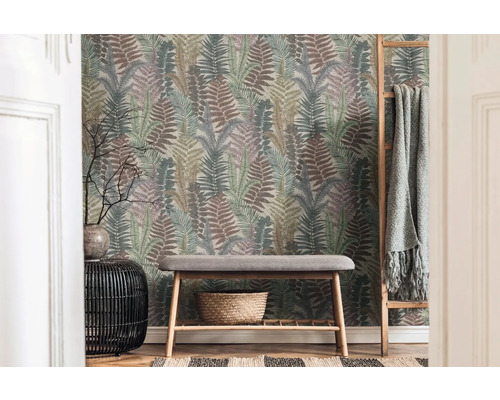 Entree met varenbehang, bank en decoratie