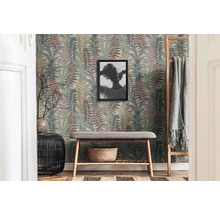 Hal met behang met varenmotief, bank, ladder en decoraties