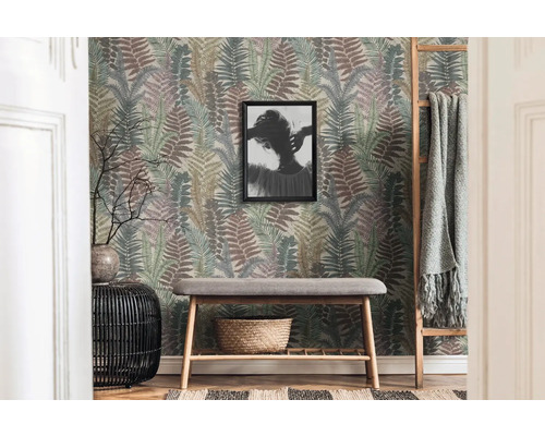 Hal met behang met varenmotief, bank, ladder en decoraties