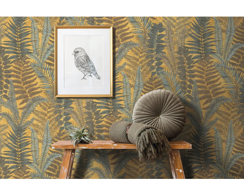 Kamerweergave met behang met varenmotief, decoratie en ladder