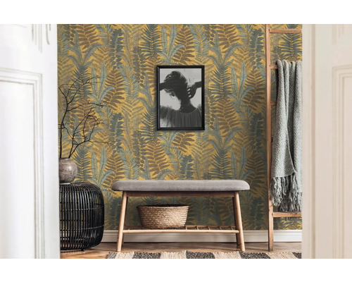 Inrichtingsvoorbeeld met wandbehang met plantmotief, bank, ladder en decoratieve elementen in een lichte ruimte.