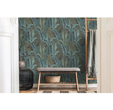 Kamer met behang met varenmotief, bank en decoratieve ladder