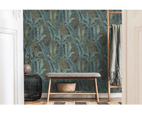 Kamer met behang met varenmotief, bank en decoratieve ladder