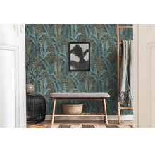 Kamer met varens behang, bank en decoratie