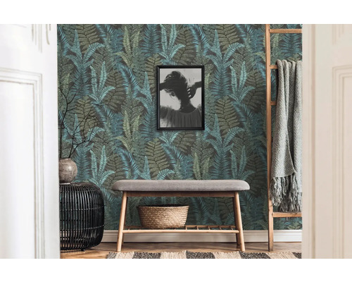 Kamer met varens behang, bank en decoratie