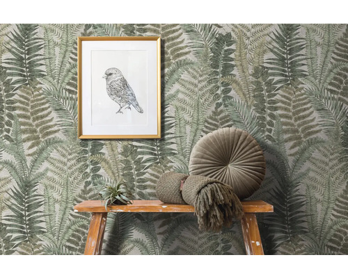 Woonkamer met varensbehang, ladderrek en decoraties