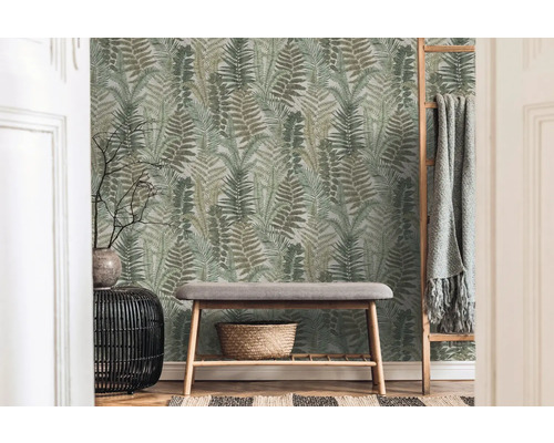 Decoratief interieur met varens behang, bank en decoratieve ladder