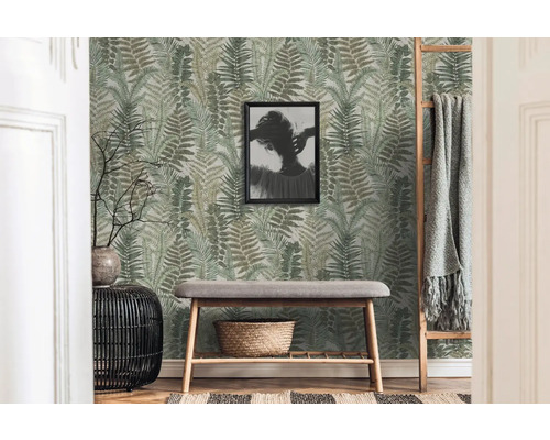 Hal met behang met varenmotief, zitbank en decoratie