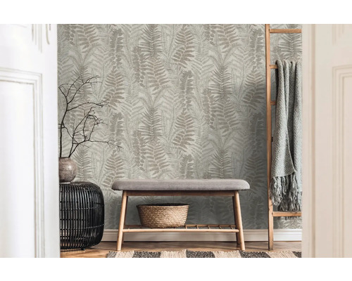 Decoratief interieur met behang met varenmotief, bank en ladder met deken